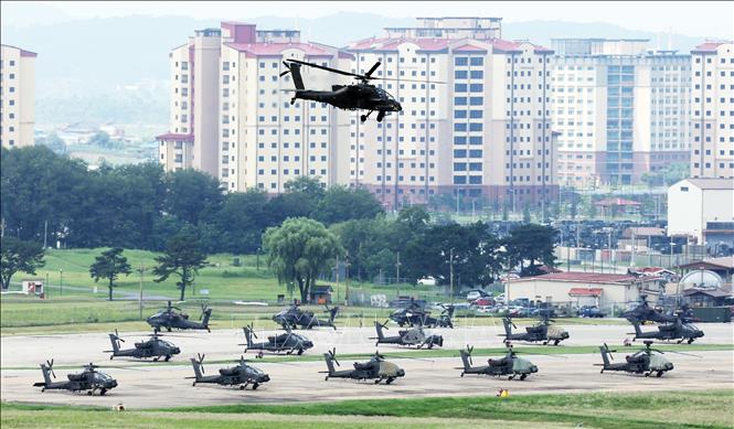 (Tư liệu) Máy bay Apache chuẩn bị cất cánh từ căn cứ Humphreys của Mỹ ở Pyeongtaek, Hàn Quốc để tham gia cuộc tập trận Ulchi Freedom Shield, ngày 12/8/2024. Ảnh: Yonhap/TTXVN