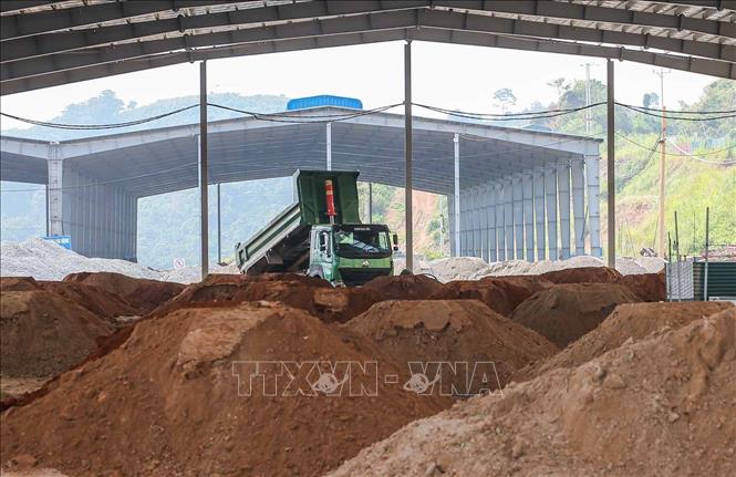 Khu nhà xưởng xử lý chất thải công nghiệp và nhà xưởng xử lý chất thải sinh hoạt thuộc giai đoạn 1 đã hoàn thành khoảng 90% khối lượng. Ảnh: Hoàng Hiếu - TTXVN
