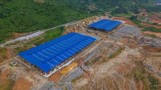 Khu nhà xưởng xử lý chất thải công nghiệp và nhà xưởng xử lý chất thải sinh hoạt thuộc giai đoạn 1 đã hoàn thành khoảng 90% khối lượng. Ảnh: Hoàng Hiếu - TTXVN