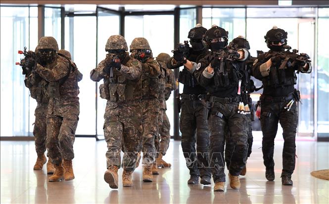 (Tư liệu) Binh sĩ và cảnh sát đặc nhiệm Hàn Quốc tham gia cuộc tập trận Ulchi Freedom Shield ở thành phố Daegu, ngày 19/8/2024. Ảnh: Yonhap/TTXVN