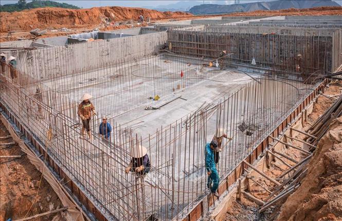 Công nhân đang khẩn trương xây dựng, hoàn thiện các bể xử lý nước thải nguy hại. Ảnh: Hoàng Hiếu - TTXVN
