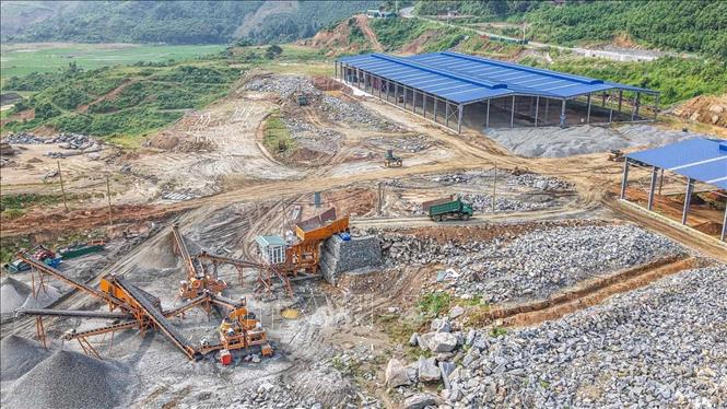 Nhân lực, vật lực đang được huy động để đẩy nhanh tiến độ xây dựng Dự án. Ảnh: Hoàng Hiếu - TTXVN