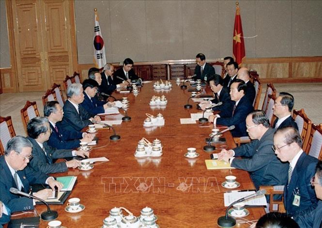 Tổng Bí thư Đỗ Mười hội đàm với Tổng thống Hàn Quốc Kim Young-sam trong chuyến thăm chính thức tới Hàn Quốc từ ngày 11-17/4/1995. Ảnh: Xuân Lâm - TTXVN