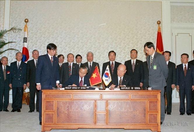 Bộ trưởng Ngoại giao Nguyễn Mạnh Cầm và Bộ trưởng Ngoại giao Hàn Quốc Gong Ro-myeong ký hiệp định về việc Hàn Quốc cho Việt Nam vay vốn ODA (Seoul, 12/4/1995). Ảnh: Xuân Lâm-TTXVN