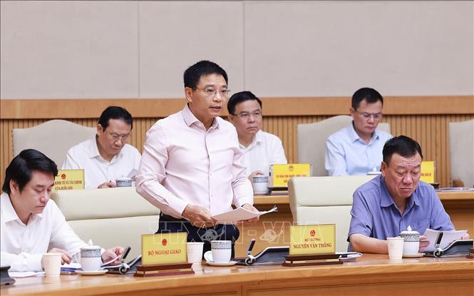 Minister of Finance Nguyen Van Thang reports of the socio-economic situation. VNA Photo: Dương Giang 