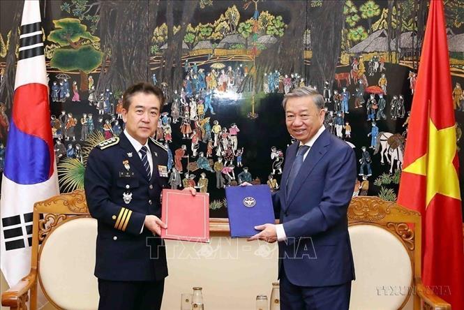 Đại tướng Tô Lâm, Bộ trưởng Công an và Tư lệnh Cơ quan Cảnh sát quốc gia Hàn Quốc Yoon Heegeun trao đổi Biên bản cuộc họp về tăng cường hợp tác giữa Bộ Công an Việt Nam và Cơ quan Cảnh sát quốc gia Hàn Quốc (5/6/2023). Ảnh: Phạm Kiên - TTXVN