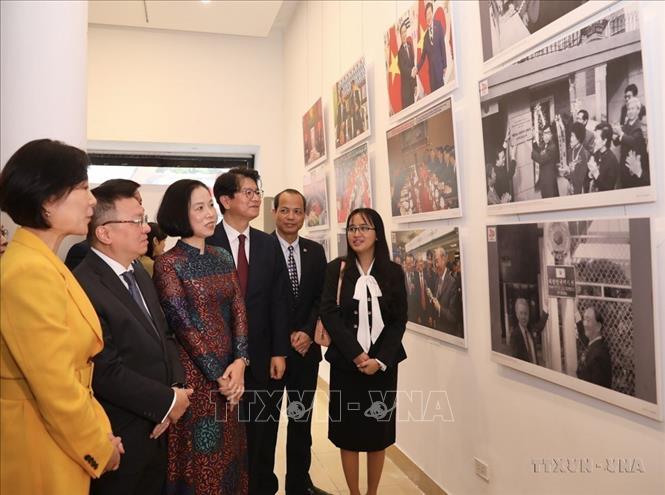 Các đại biểu tham quan triển lãm ảnh “30 năm hợp tác Việt Nam - Hàn Quốc” do Thông tấn xã Việt Nam phối hợp với Hãng Thông tấn YONHAP (Hàn Quốc) tổ chức, nhân kỷ niệm 30 năm Ngày thiết lập quan hệ ngoại giao hai nước. Ảnh: Hoàng Hiếu - TTXVN