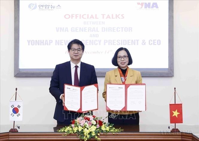 Tổng Giám đốc Thông tấn xã Việt Nam Vũ Việt Trang và Chủ tịch, Giám đốc điều hành Hãng Thông tấn Yonhap Seong Ghi-hong ký kết Thỏa thuận Hợp tác nghiệp vụ giữa TTXVN và Yonhap (14/12/2022). Ảnh: An Đăng - TTXVN