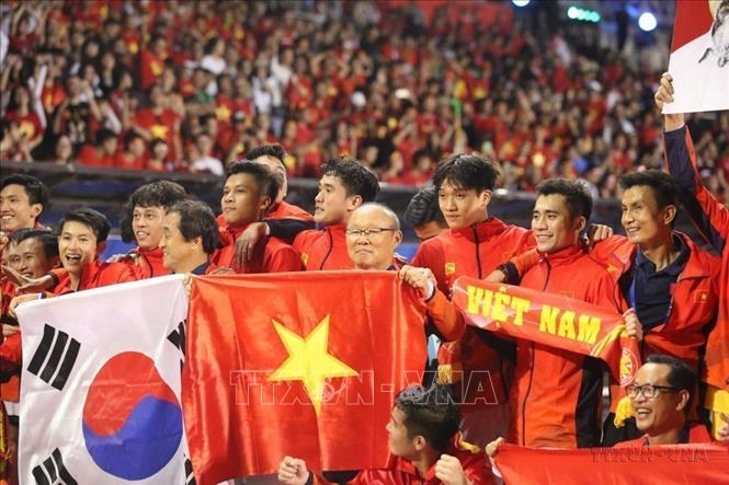 Huấn luyện viên Hàn Quốc Park Hang Seo cùng Đội U22 Việt Nam ăn mừng thành tích đạt HCV SEA Games lịch sử tại SEA Games 30 (Philippines, 10/12/2019). Ảnh: Hoàng Linh - TTXVN