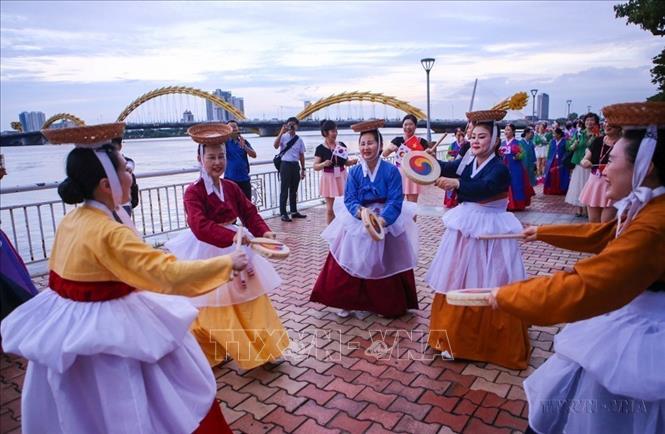  Đoàn nghệ thuật Hàn Quốc biểu diễn nghệ thuật giao lưu với người dân, du khách tại Đà Nẵng trong khuôn khổ Lễ hội Việt Nam – Hàn Quốc do thành phố Đà Nẵng tổ chức (6/9/2023). Ảnh: Trần Lê Lâm – TTXVN