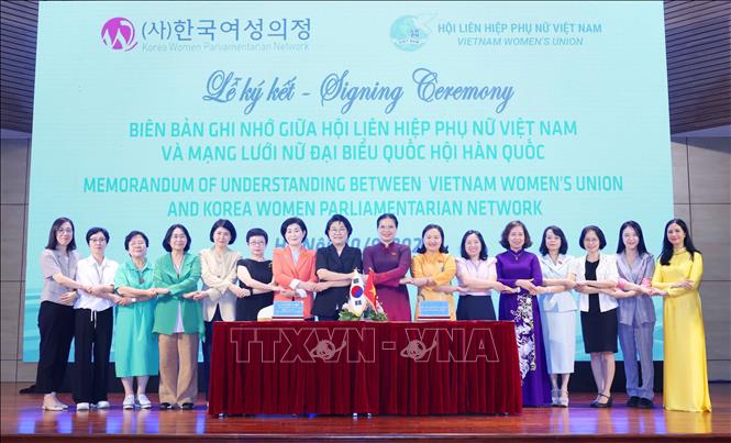 Ký kết Biên bản ghi nhớ giữa Hội Liên hiệp Phụ nữ Việt Nam và Mạng lưới Nữ đại biểu Quốc hội Hàn Quốc tại Diễn đàn Phụ nữ Việt Nam – Hàn Quốc lần thứ 11 “Kinh tế xanh và đóng góp của Phụ nữ” (Hà Nội, 10/9/2024). Ảnh: Phương Hoa - TTXVN