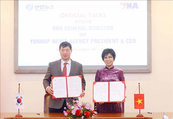 Tổng Giám đốc TTXVN Vũ Việt Trang và Chủ tịch kiêm Giám đốc điều hành Yonhap Hwang Dae-il ký Biên bản hội đàm tại Hà Nội, ngày 10/12/2024. Ảnh: Phạm Kiên - TTXVN