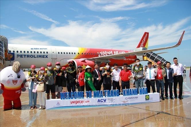 Những vị khách du lịch đầu tiên trên chuyến bay VJ837 cất cánh từ Hàn Quốc đến Cam Ranh, Khánh Hòa. Đây là chuyến bay thẳng đầu tiên từ Hàn Quốc đến Khánh Hòa sau 2 năm bị tạm ngừng do ảnh hưởng bởi dịch COVID-19 (20/5/2022). Ảnh: Phan Sáu - TTXVN