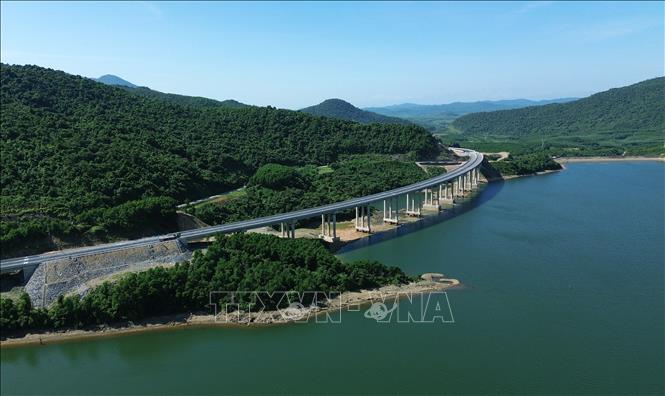 Dự án cao tốc thành phần Vũng Áng – Bùng với những cây cầu vượt hồ, vượt núi đã trở thành điểm nhấn ấn tượng, hòa quyện công trình giao thông với cảnh quan tự nhiên. Ảnh: Quốc Khánh-TTXVN