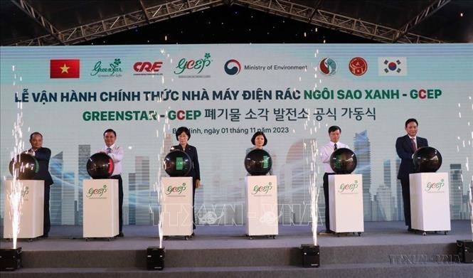 Nghi thức vận hành nhà máy xử lý chất thải rắn sinh hoạt, chất thải công nghiệp phát điện (Nhà máy điện rác Ngôi Sao Xanh) tại tỉnh Bắc Ninh. Ảnh: Thái Hùng - TTXVN