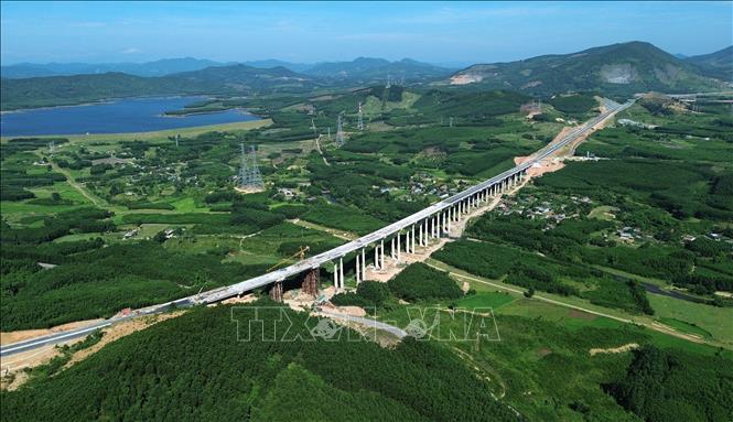 Cây cầu số 1 dài gần 1 km, nối 2 quả đồi bắc qua thung lũng, địa hình lòng chảo ở xã Kỳ Hoa (Hà Tĩnh) có tổng mức đầu tư 300 tỷ đồng. Ảnh: Quốc Khánh - TTXVN