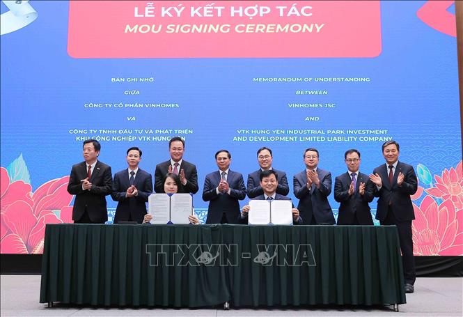 Phó Thủ tướng, Bộ trưởng Bộ Ngoại giao Bùi Thanh Sơn chứng kiến lễ ký kết hợp tác giữa Công ty Cổ phần Vinhomes và Công ty TNHH đầu tư và phát triển khu công nghiệp VTK Hưng Yên (vốn Hàn Quốc) (14/5/2025). Ảnh: An Đăng - TTXVN