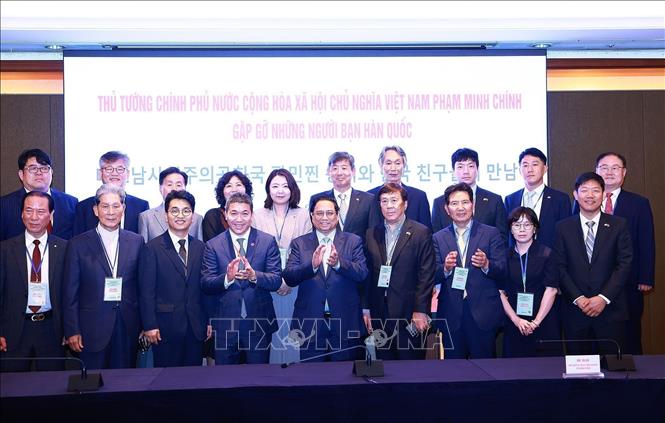 Trong chuyến thăm chính thức Hàn Quốc, chiều 30/6/2024, tại thủ đô Seoul, Thủ tướng Phạm Minh Chính gặp gỡ những người bạn Hàn Quốc. Ảnh: Dương Giang-TTXVN