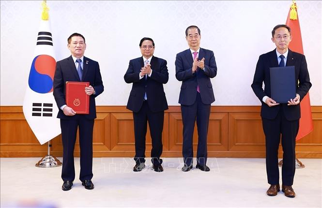 Thủ tướng Phạm Minh Chính và Thủ tướng Han Duck Soo chứng kiến trao Thoả thuận vay đầu tư xây dựng công trình đường cao tốc Mỹ An - Cao Lãnh giai đoạn 1 (Seoul, 2/7/2024). Ảnh: Dương Giang-TTXVN 
