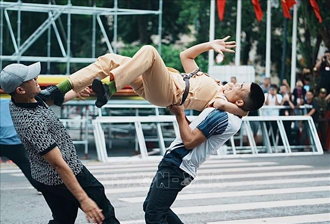 Performing martial arts for controlling suspects. VNA Photo: Phạm Kiên 