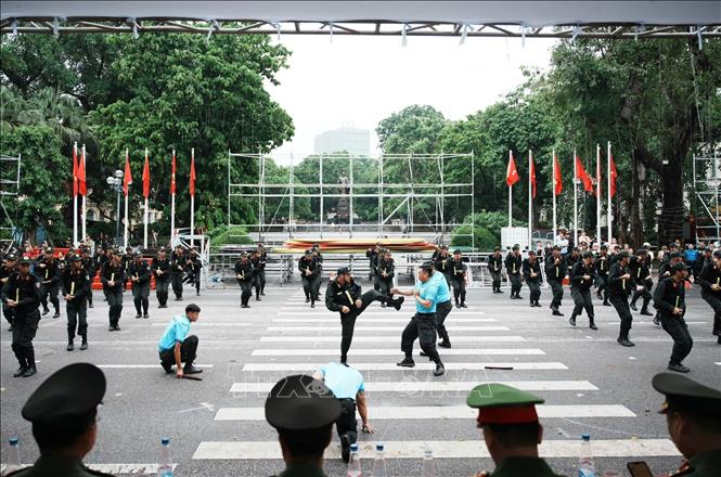 Performing martial arts for controlling suspects. VNA Photo: Phạm Kiên 