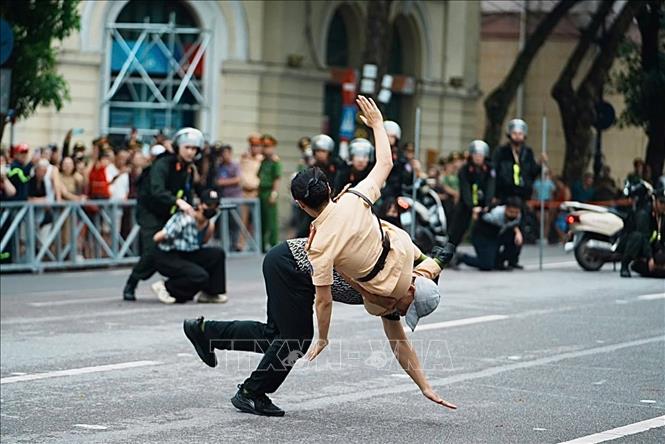 Performing martial arts for controlling suspects. VNA Photo: Phạm Kiên 