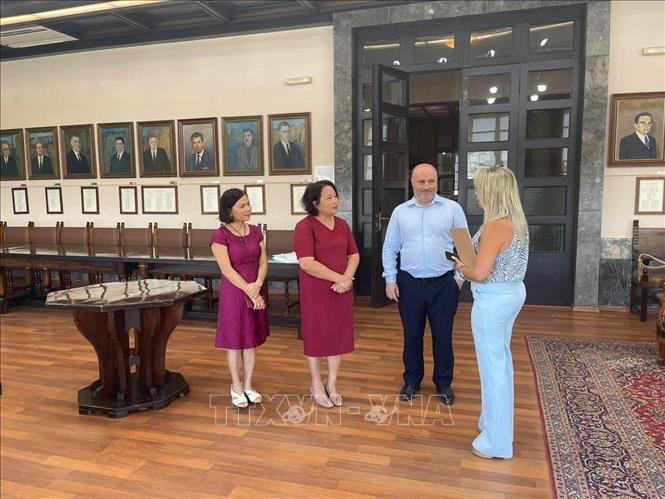 Đoàn Đại sứ quán Việt Nam làm việc với Phó Thị trưởng đảo Rhodes Chalkias Konstantinos. Ảnh: TTXVN phát