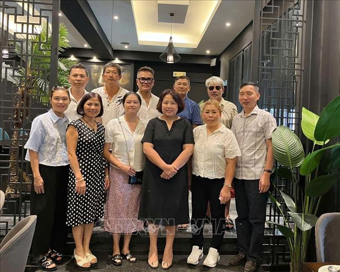 Đại sứ Phạm Thị Thu Hương cùng các đại diện cộng đồng người Việt Nam tại đảo Rhodes. Ảnh: TTXVN phát