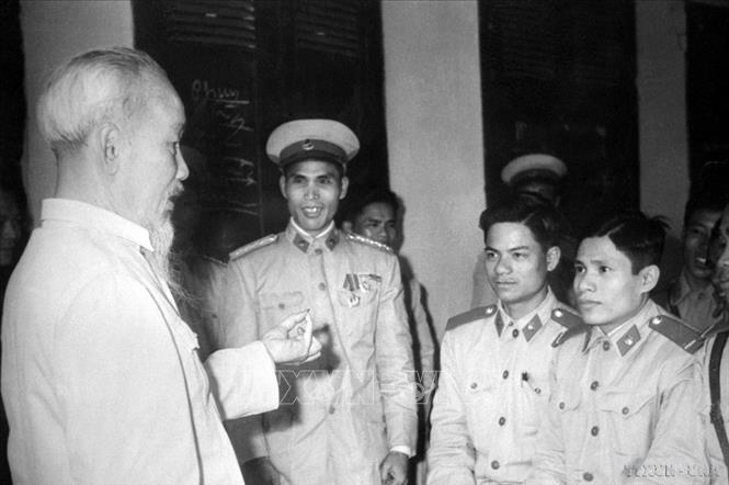 Chủ tịch Hồ Chí Minh thăm một đơn vị cảnh sát nhân dân (12/1961). Ảnh: TTXVN