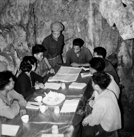 Ban chỉ huy Đồn công an Cù Bai (khu vực Vĩnh Linh) họp bàn với với Chi bộ xã Hướng Lập bảo vệ tốt trật tự trị an khu vực biên giới, giới tuyến miền Tây trước sự đánh phá của giặc Mỹ (12/8/1966). Ảnh: Hữu Ngôi – TTXVN