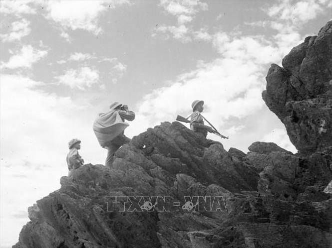 Tổ chiến đấu Đồn công an nhân dân vũ trang Quảng Bình trên đường truy lùng giặc (8/1969). Ảnh: Trí Thành – TTXVN
