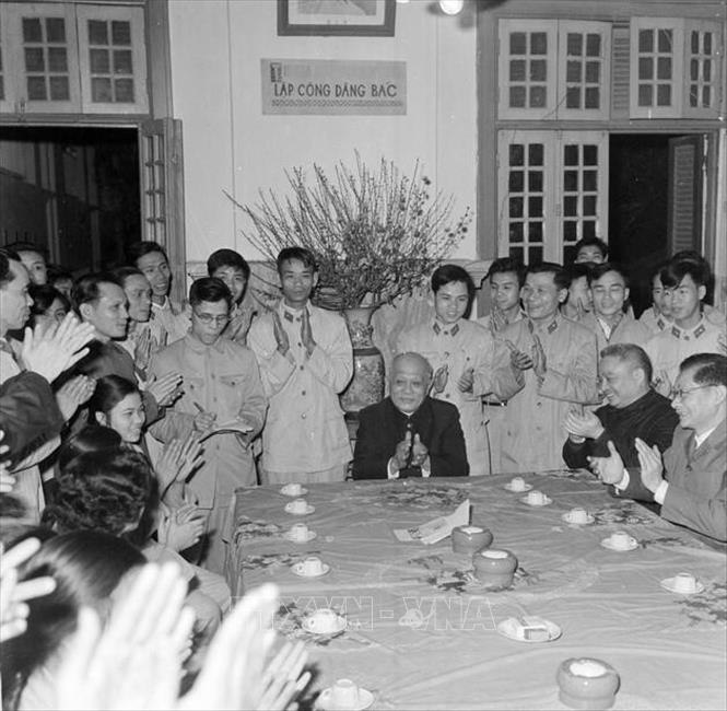Phó Chủ tịch Tôn Đức Thắng thăm, chúc Tết cán bộ, chiến sĩ cảnh sát nhân dân Hà Nội (1968). Ảnh: TTXVN