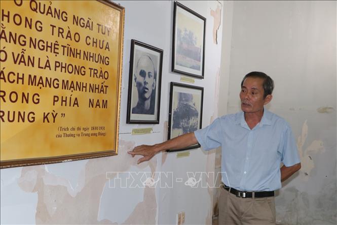 Các mảng tường bị bong tróc, thấm nước gây ẩm mốc. Ảnh: Đinh Hương - TTXVN