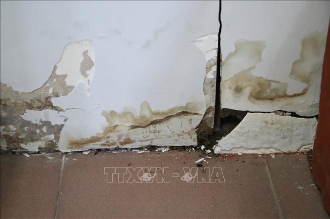 Một mảng tường bong tróc, hư hỏng. Ảnh: Đinh Hương - TTXVN