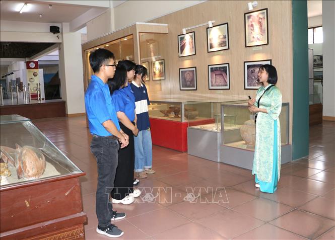 Học sinh, sinh viên tham quan bảo tàng. Ảnh: Đinh Hương - TTXVN