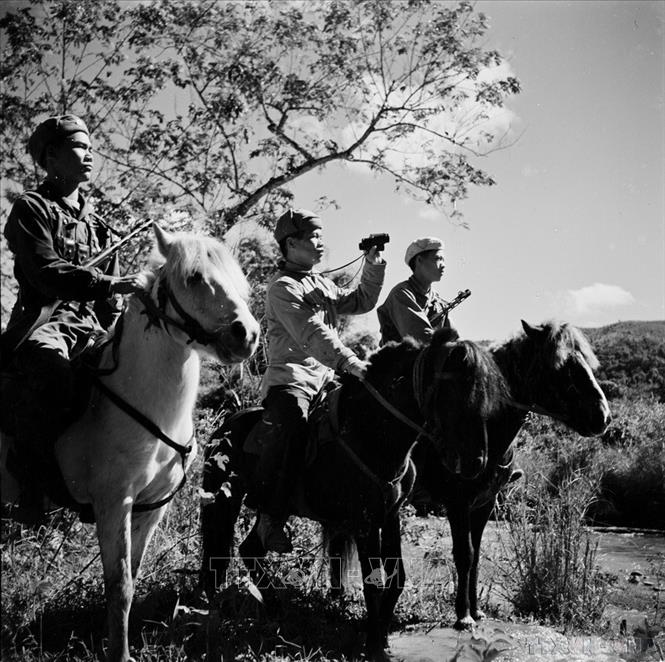 Chiến sĩ công an nhân dân tỉnh Sơn La tuần tra bảo vệ biên giới (1966). Ảnh: Đức Liên - TTXVN