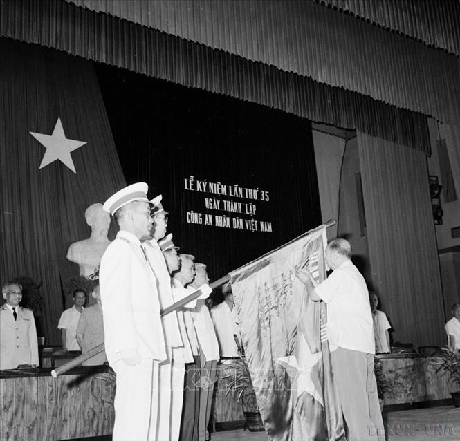 Chủ tịch Ủy ban Thường vụ Quốc hội Trường Chinh gắn Huân chương Sao Vàng lên cờ danh dự 