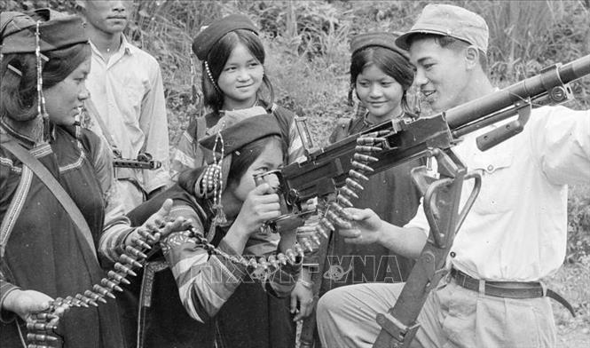 Chiến sĩ công an nhân dân vũ trang tỉnh Lai Châu hướng dẫn dân quân địa phương sử dụng vũ khí mới (1968). Ảnh: TTXVN