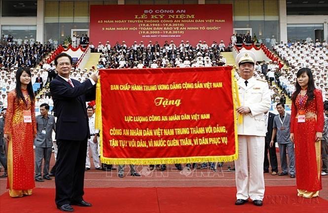 Thủ tướng Nguyễn Tấn Dũng tặng bức trướng của Ban Chấp hành Trung ương Đảng cho lực lượng Công an nhân dân Việt Nam với dòng chữ 