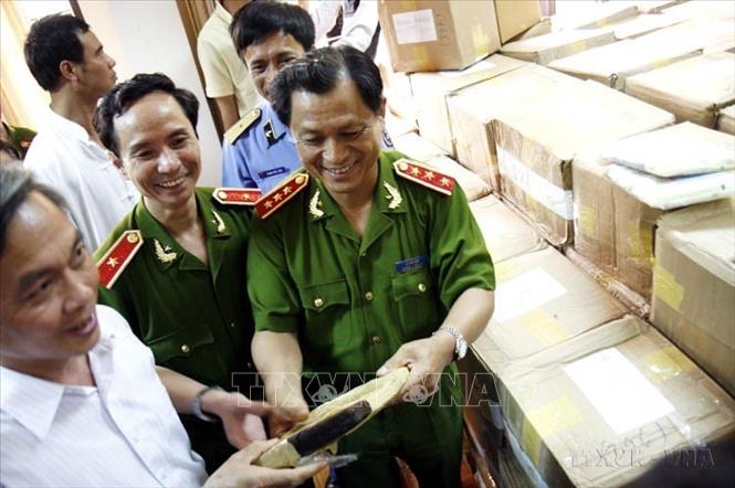 Thượng tướng Lê Thế Tiệm, Thứ trưởng Bộ Công an và Thiếu tướng Phạm Quý Ngọ, Tổng Cục trưởng Tổng cục Cảnh sát kiểm tra số tang vật là 8 tấn nhựa cần sa bị bắt giữ. Đây cũng là lần đầu tiên Việt Nam thu giữ được lượng ma tuý lớn, được vận chuyển bằng đường biển (14/05/2008). Ảnh: Tùng Lâm-TTXVN