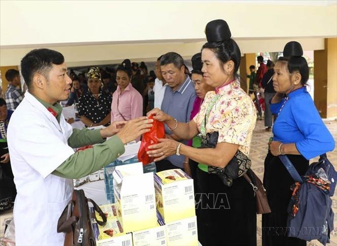 Bệnh viện 7/5 Công an tỉnh Điện Biên tổ chức khám bệnh, cấp phát thuốc miễn phí cho hàng trăm người dân các dân tộc trên địa bàn. Ảnh: Xuân Tư - TTXVN