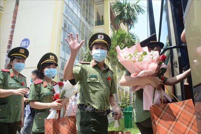 Các y, bác sĩ Bệnh viện 199 Bộ Công an (tại thành phố Đà Nẵng) lên đường hỗ trợ thành phố Hồ Chí Minh phòng, chống dịch COVID-19. Ảnh: Văn Dũng – TTXVN