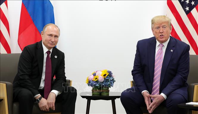 Tổng thống Nga Vladimir Putin (trái) trong cuộc gặp người đồng cấp Mỹ Donald Trump bên lề Hội nghị thượng đỉnh Nhóm các nền kinh tế phát triển và mới nổi hàng đầu thế giới (G20) ở Osaka (Nhật Bản) ngày 28/6/2019. Ảnh: Kyodo/TTXVN 