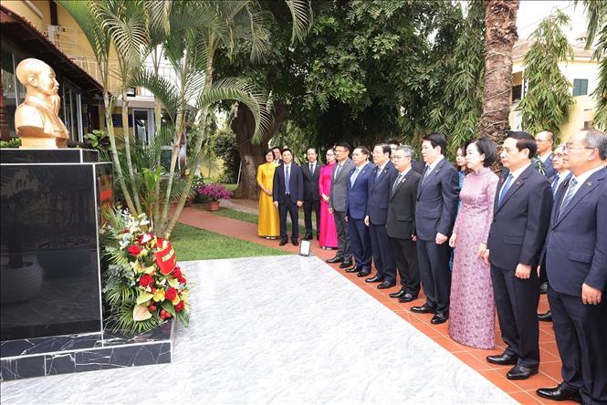 Chủ tịch nước Lương Cường và Phu nhân cùng các đại biểu đặt hoa tưởng niệm trước tượng Bác Hồ trong khuôn viên Đại sứ quán Việt Nam tại Angola. Ảnh: Lâm Khánh - TTXVN 