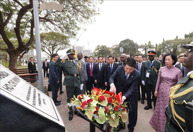 Chủ tịch nước Lương Cường đặt hoa tại Bia tưởng niệm ở Đại lộ Hồ Chí Minh. Ảnh: Lâm Khánh - TTXVN 
