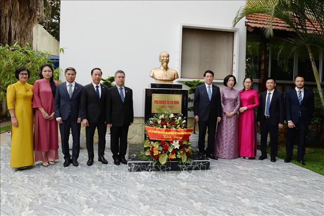Chủ tịch nước Lương Cường và Phu nhân cùng các đại biểu đến thăm Đại sứ quán Việt Nam và đặt hoa tưởng niệm Bác Hồ. Ảnh: Lâm Khánh - TTXVN 