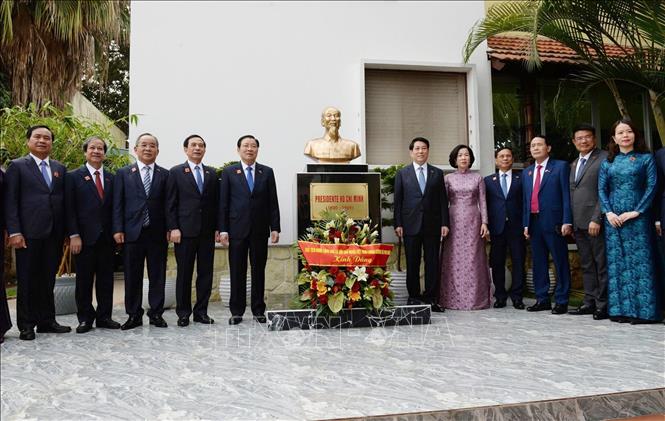Chủ tịch nước Lương Cường và Phu nhân cùng các đại biểu đến thăm Đại sứ quán Việt Nam và đặt hoa tưởng niệm Bác Hồ. Ảnh: Lâm Khánh - TTXVN 