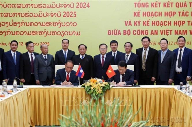 Đại tướng Lương Tam Quang, Bộ trưởng Bộ Công an Việt Nam và Đại tướng Vilay Lakhamphong, Phó Thủ tướng, Bộ trưởng Bộ Công an Lào ký kết kế hoạch hợp tác năm 2025 giữa Bộ Công an hai nước. Ảnh: Phạm Kiên - TTXVN