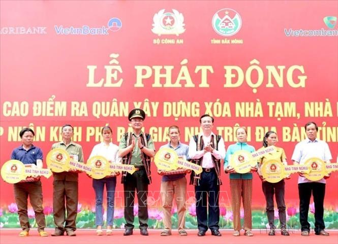 Bộ Công an phối hợp cùng các nhà tài trợ chuyển kinh phí 30 tỷ đồng để xây dựng mới 500 căn nhà cho người dân tỉnh Đắk Nông, góp phần hỗ trợ hoàn thành mục tiêu hỗ trợ xóa nhà tạm, nhà dột nát tại tỉnh vào tháng 6/2025. Ảnh: TTXVN phát