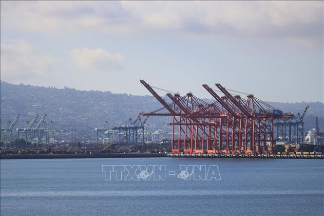 Quang cảnh cảng hàng hóa Long Beach ở California, Mỹ. Ảnh: THX/TTXVN